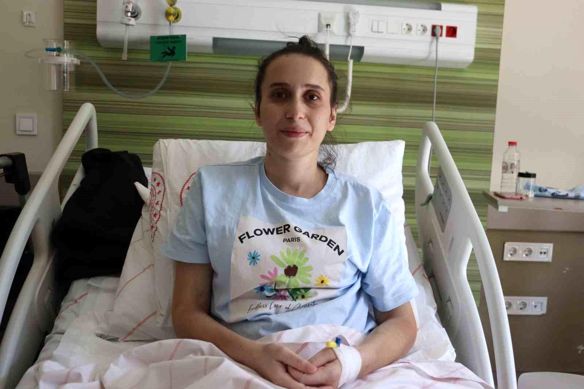 77lik depremde enkaz altından kurtarılan Elif Nur Özenin tedavisi sürüyor