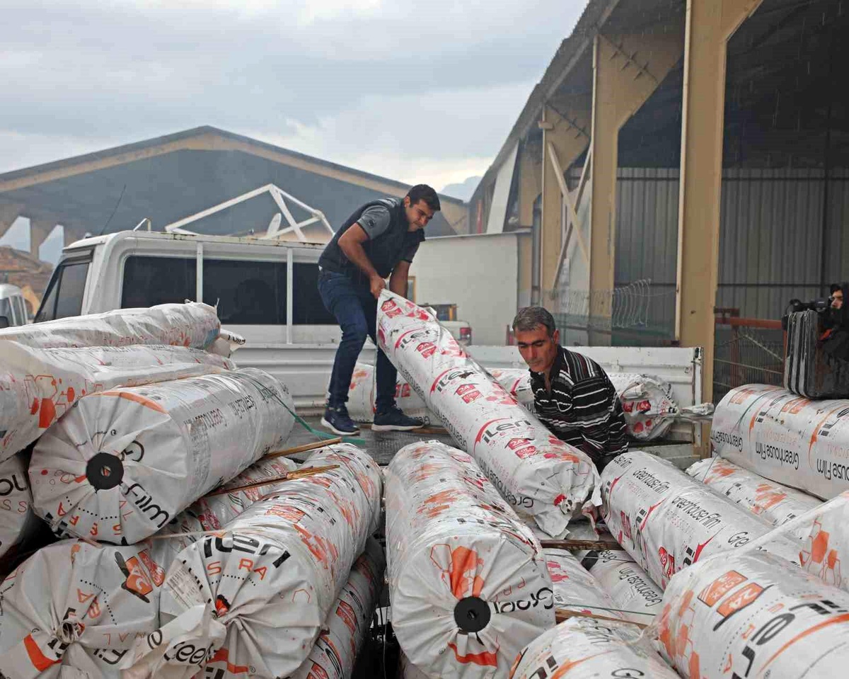 Antalya Büyükşehir Belediyesi, fırtınada zarar gören çiftçilere sera naylonu desteği sağladı