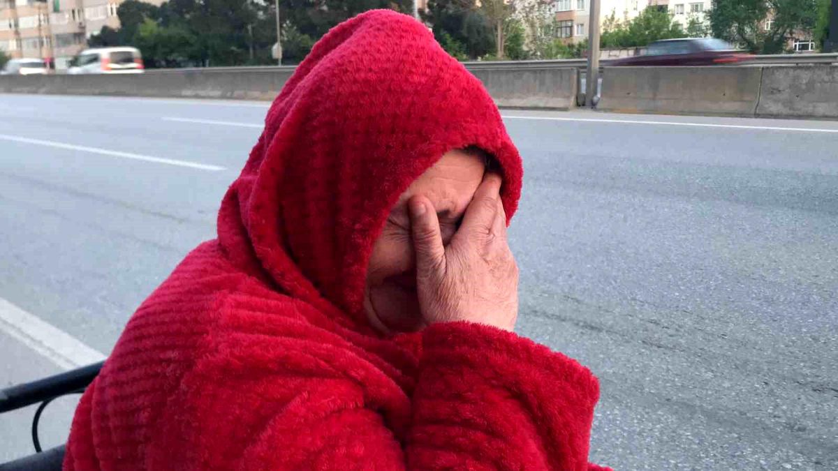 Fiziksel engelli kadın akülü sandalyesiyle yolda mahsur kaldı