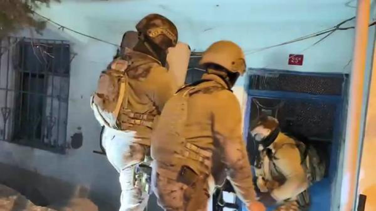 Arnavutköy\'de kaçak göçmen operasyonu: 38 göçmen yakalandı, 2 ev sahibi gözaltına alındı