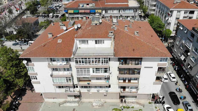 Avcılar'da beton parçasının düştüğü bina tahliye edilerek mühürlendi Avcılar'da beton parçasının düştüğü bina tahliye edilerek mühürlendi