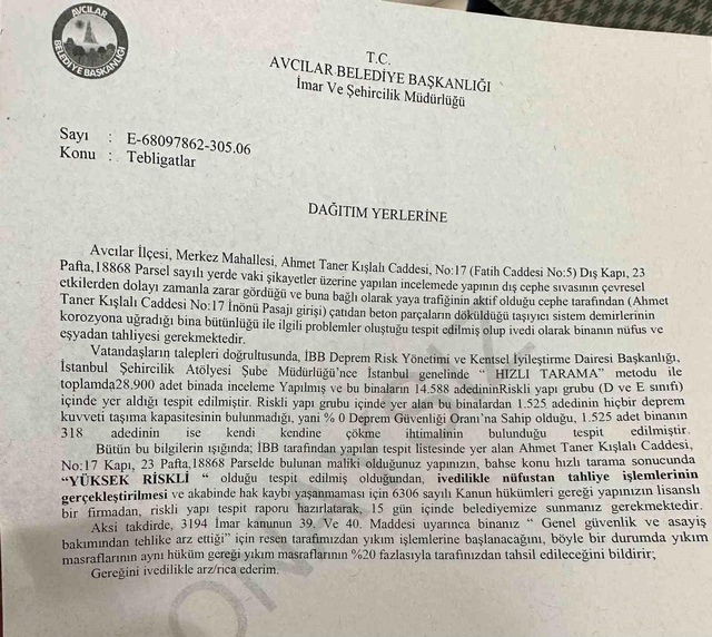Avcılar'da beton parçasının düştüğü bina tahliye edilerek mühürlendi Avcılar'da beton parçasının düştüğü bina tahliye edilerek mühürlendi
