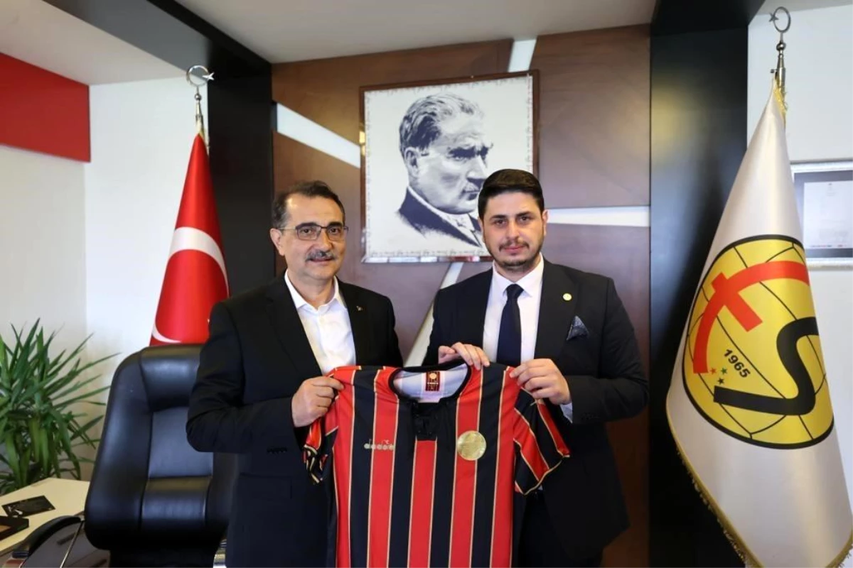 Bakan Dönmez Eskişehirspor\'u ziyaret etti