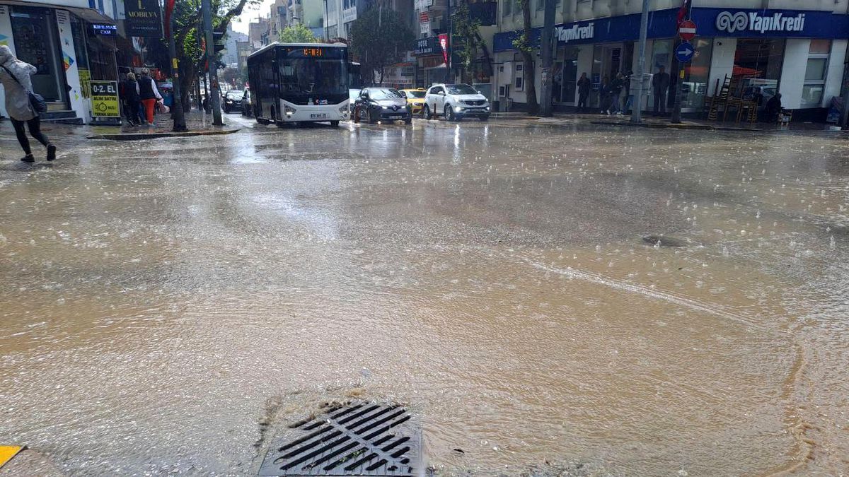 Bandırma\'da Yağmur Yağışı Cadde ve Sokakları Göle Döndürdü