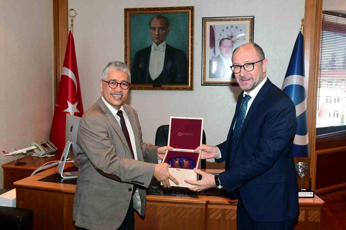 Budi Luhur Üniversitesi Rektörü Anadolu Üniversitesi\'ni Ziyaret Etti