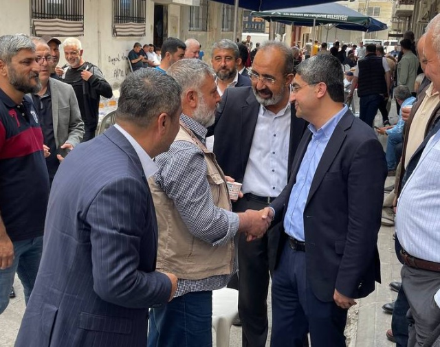 CHP milletvekili adayı Mehmet Emin Ekmen, Mersin'de dükkanları kül olan esnafı ziyaret etti
