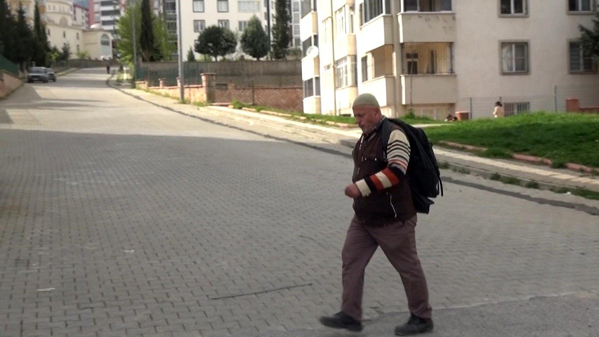 Emekli vatandaş Cumhurbaşkanı Erdoğan\'a destek için yürüyor