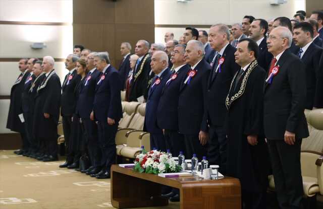 Cumhurbaşkanı Erdoğan ve Kılıçdaroğlu'nun AYM töreninde karşılaşmasında soğuk rüzgar esti Cumhurbaşkanı Erdoğan ve Kılıçdaroğlu'nun AYM töreninde karşılaşmasında soğuk rüzgar esti
