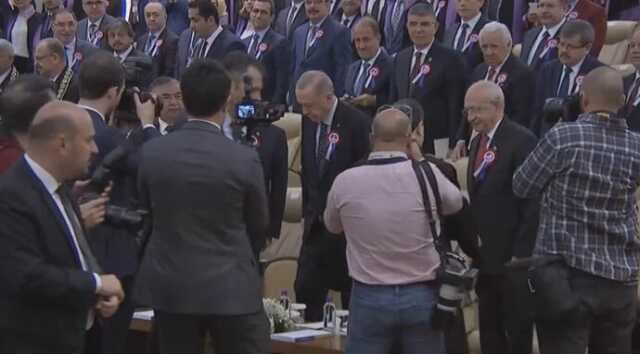 Cumhurbaşkanı Erdoğan ve Kılıçdaroğlu'nun AYM töreninde karşılaşmasında soğuk rüzgar esti Cumhurbaşkanı Erdoğan ve Kılıçdaroğlu'nun AYM töreninde karşılaşmasında soğuk rüzgar esti