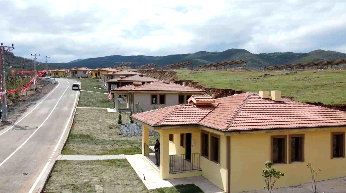 Gaziantep\'teki depremzedeler için yapılan köy evleri teslim edildi