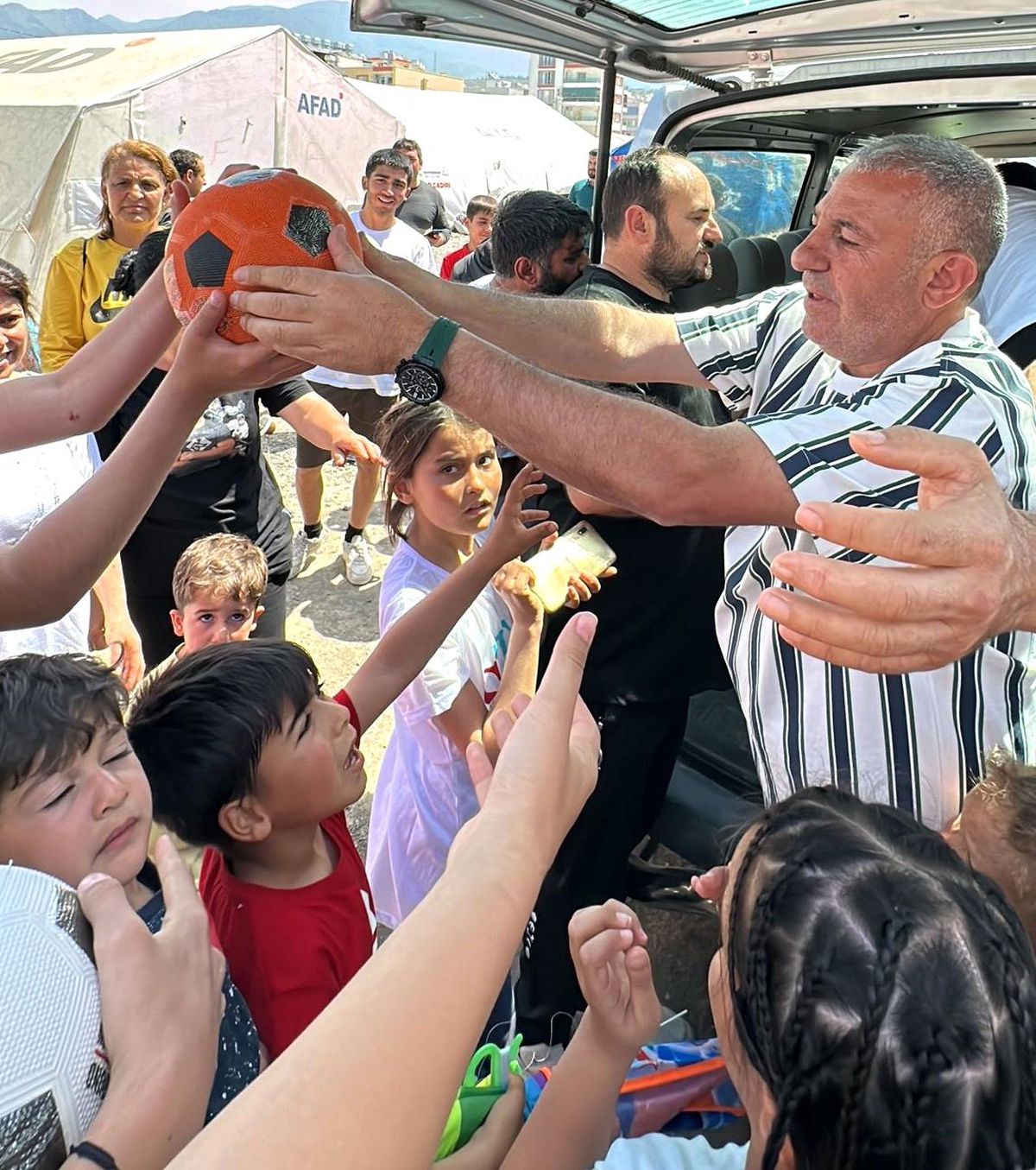 Adanada kebapçılık yapan Yaşar Aydın depremzedelere oyuncak dağıttı