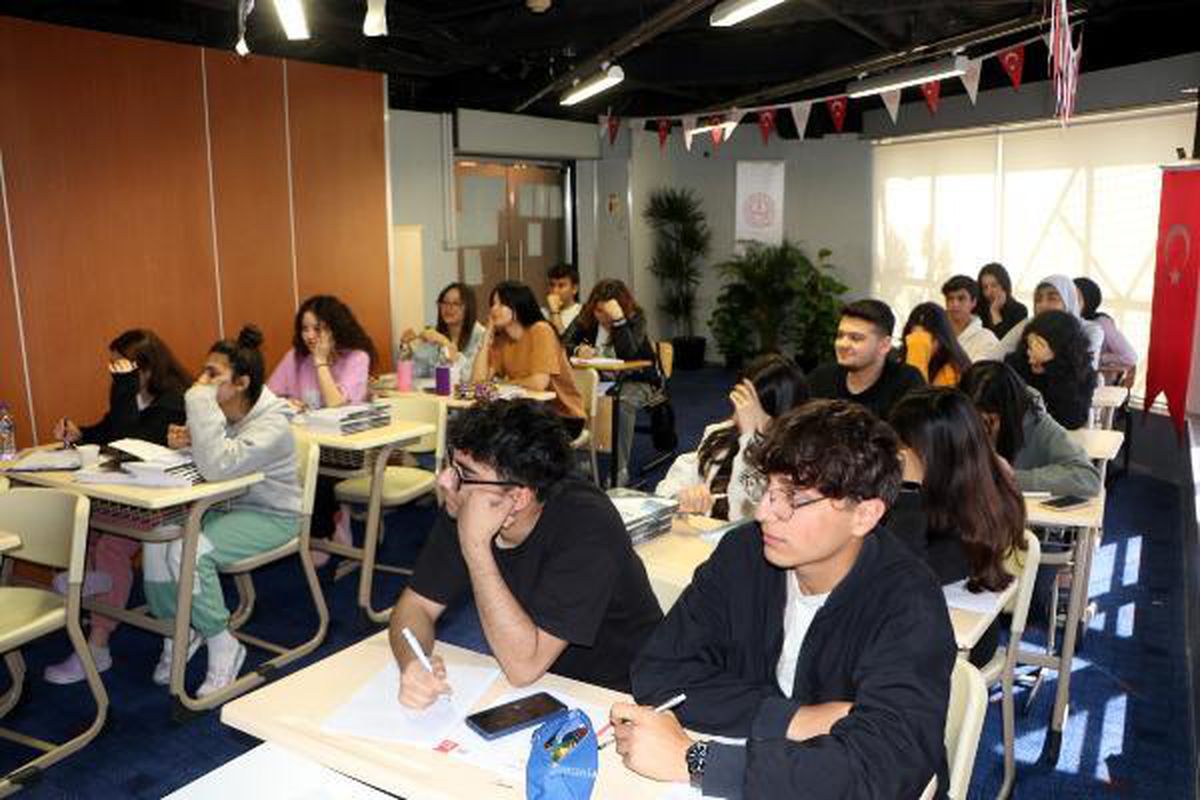 Depremzede öğrenciler, sınavlara Rauf Bey Gemisi\'nde hazırlanıyor