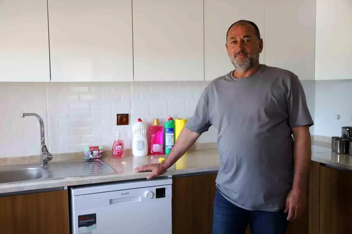 Depremzedeler Yeni Yapılan Akıllı Köy Evlerine Taşındı