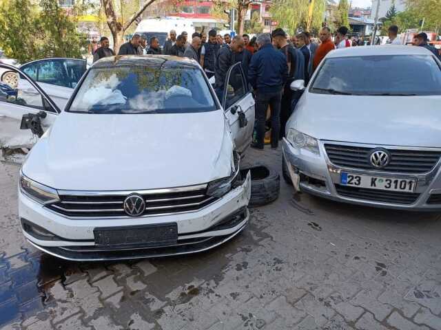 Direksiyon başında kalp krizi geçiren sürücü 2 yaya ardından 6 araca çarparak durabildi Direksiyon başında kalp krizi geçiren sürücü 2 yaya ardından 6 araca çarparak durabildi