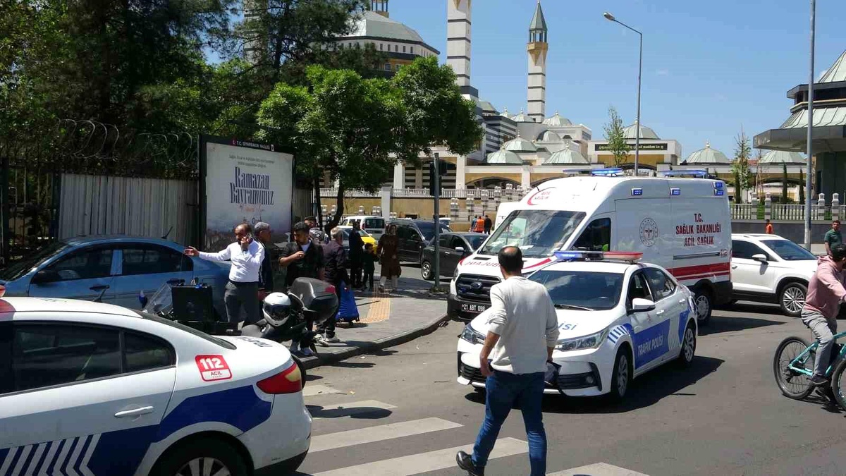 Diyarbakır\'da Adliye Kavşağı\'nda trafik kazası: 2 yaralı