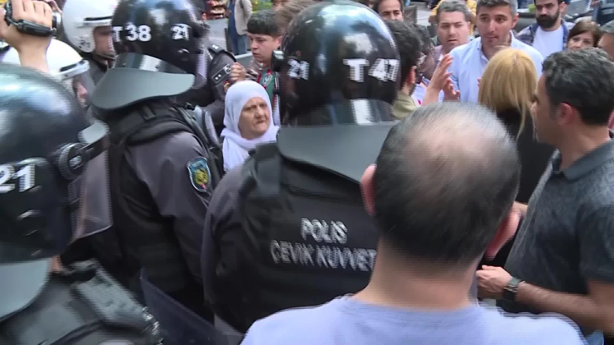 Diyarbakır Merkezli 21 İldeki Gözaltılara Yönelik Protestoya Polis Müdahale Etti