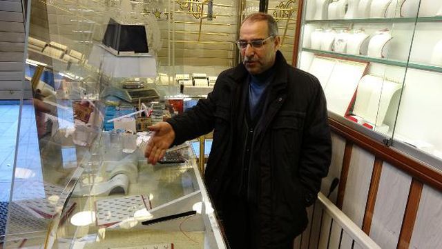 Duvarı delip, 23 kilo altın çaldılar Duvarı delip, 23 kilo altın çaldılar