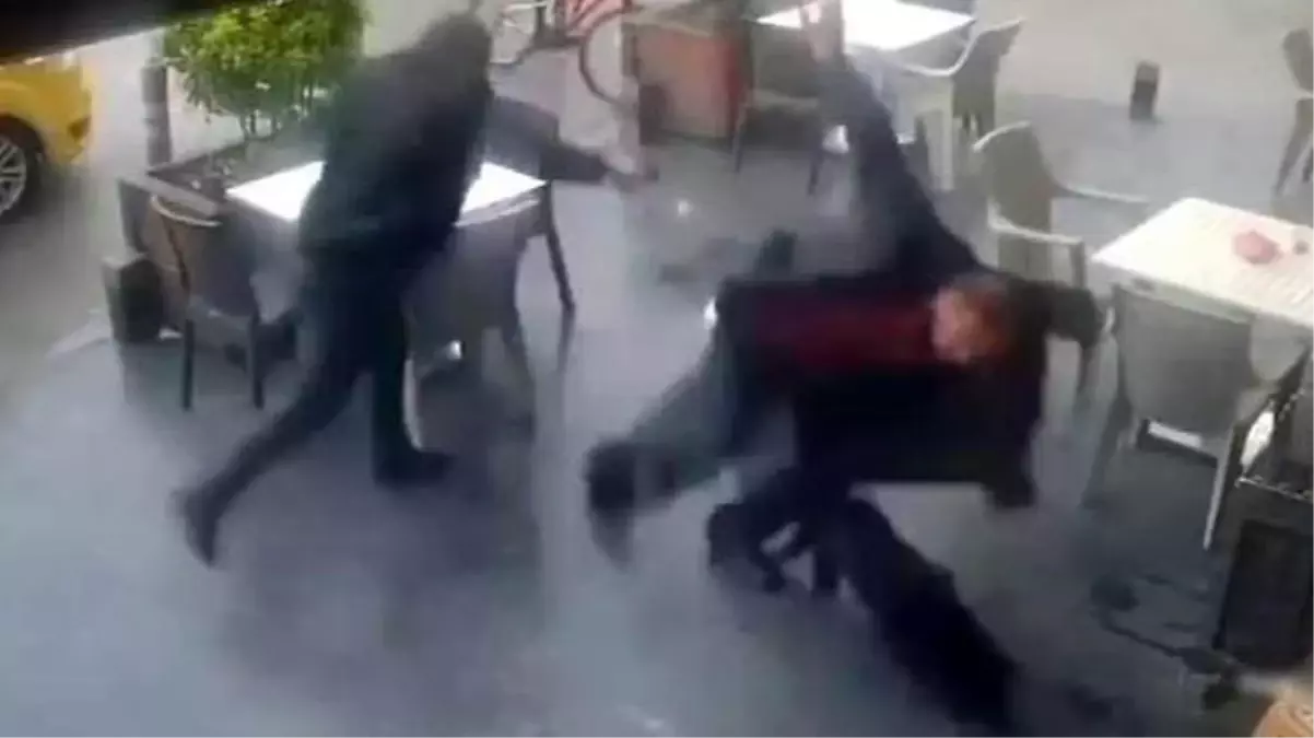 Karısıyla mesajlaşan akrabasına sokak ortasında kurşun yağdırdı