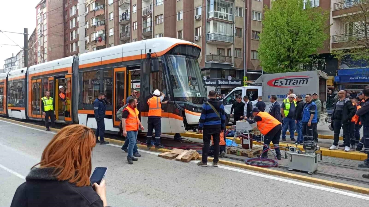 Eskişehir\'de Tramvay Kazası: Kadın Hayatını Kaybetti