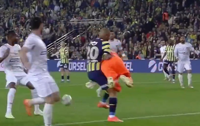 Fenerbahçe'nin iptal edilen golünden önce faul var mı? Yorumcular hakemi yerden yere vurdu