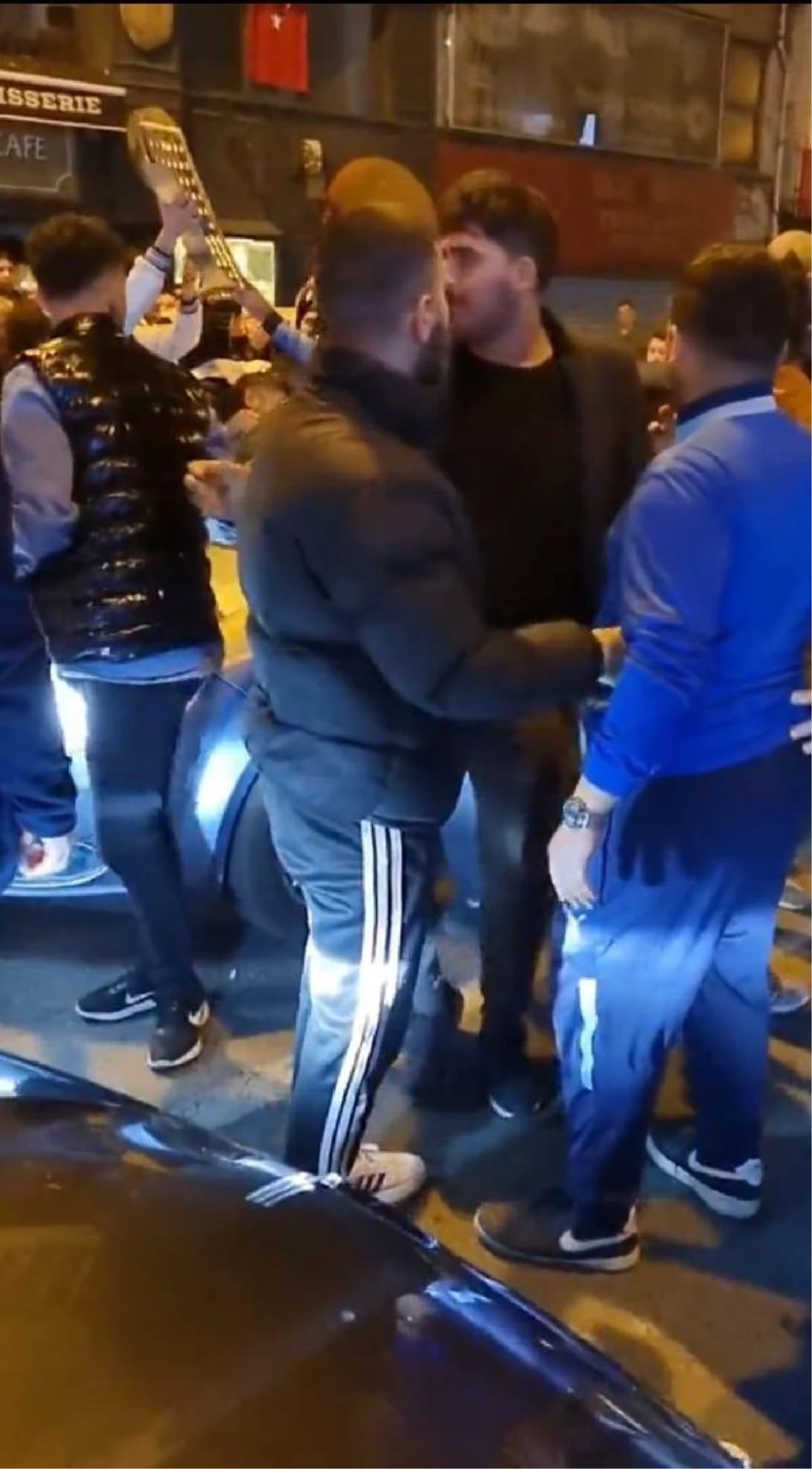 Fenerbahçe taraftarları otomobile saldırdı