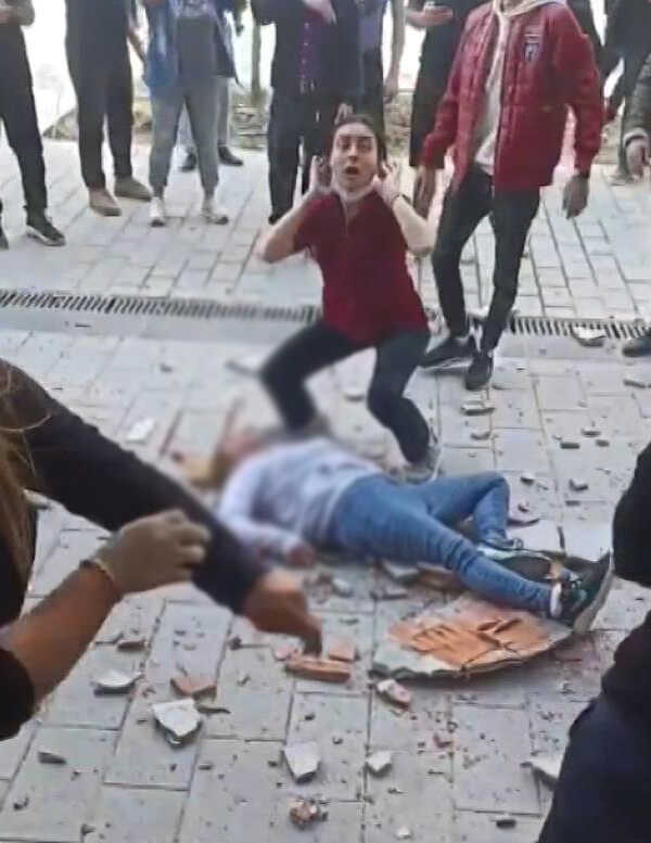 Genç kadının ölümüne neden olmuştu! Beton parçasının düştüğü bina tahliye edilerek mühürlendi Genç kadının ölümüne neden olmuştu! Beton parçasının düştüğü bina tahliye edilerek mühürlendi