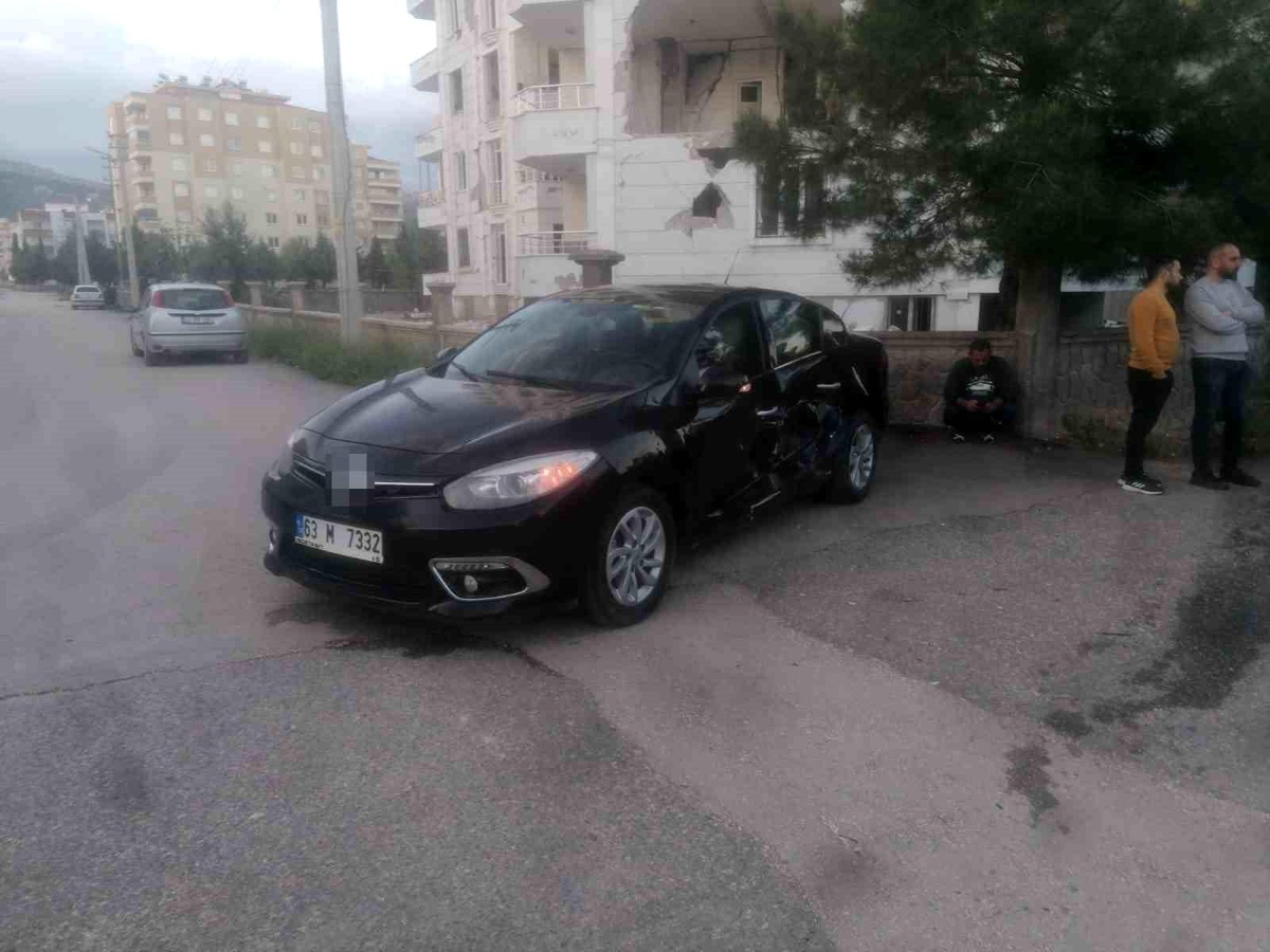 Adıyaman\'da Otomobil Kazası: Sürücü Yaralandı