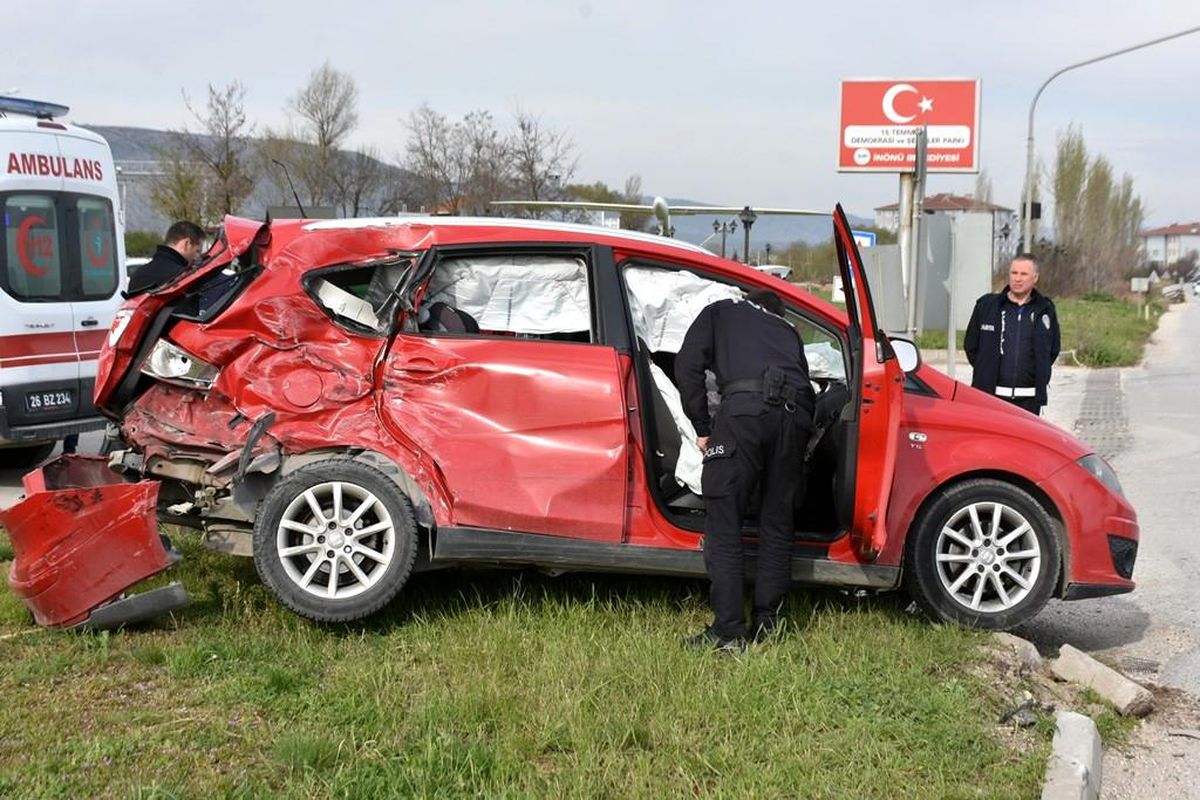 Eskişehir İnönü\'de trafik kazası: 1 yaralı