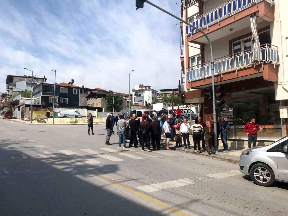 Denizli\'de iş yerinde silahlı saldırı: Esnaf ağır yaralandı