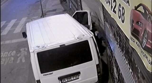 İstanbul'da film gibi soygun kamerada: Hurdacıyı kepengini minibüsle kırıp soydular İstanbul'da film gibi soygun kamerada: Hurdacıyı kepengini minibüsle kırıp soydular