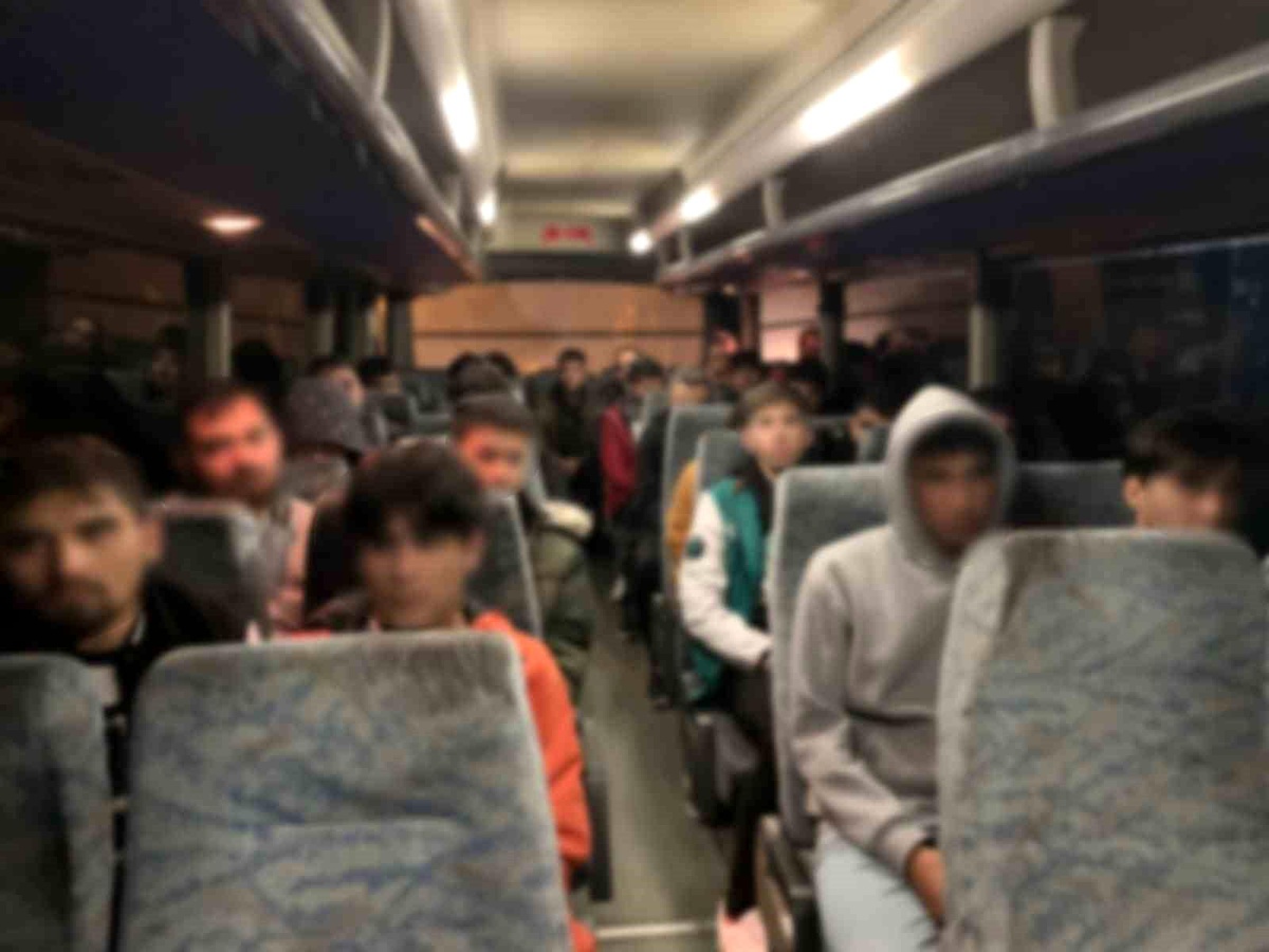 İstanbul\'da Düzensiz Göçmen Operasyonu: 38 Yabancı Yakalandı