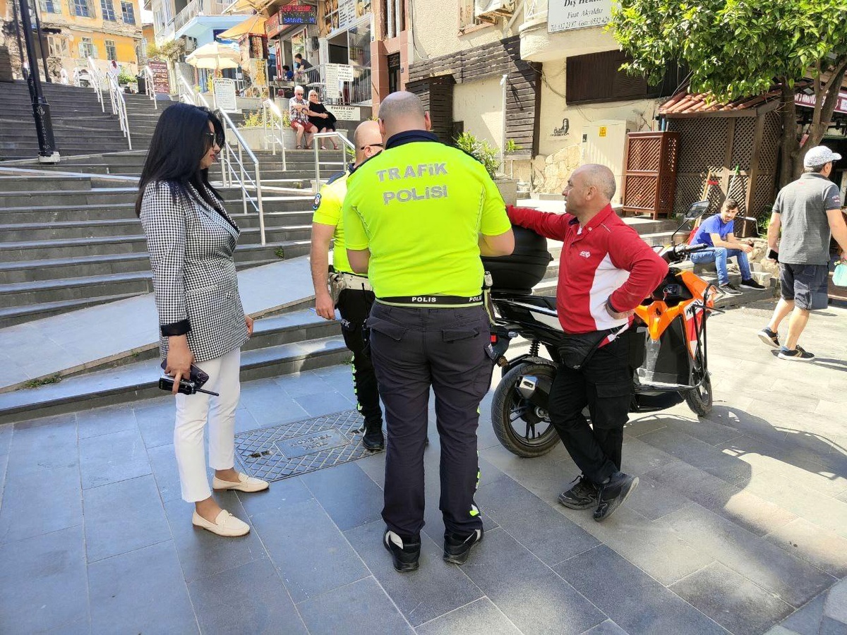 Kuşadası\'nda Kurallara uymayan motosiklet sürücülerine ceza yağdı
