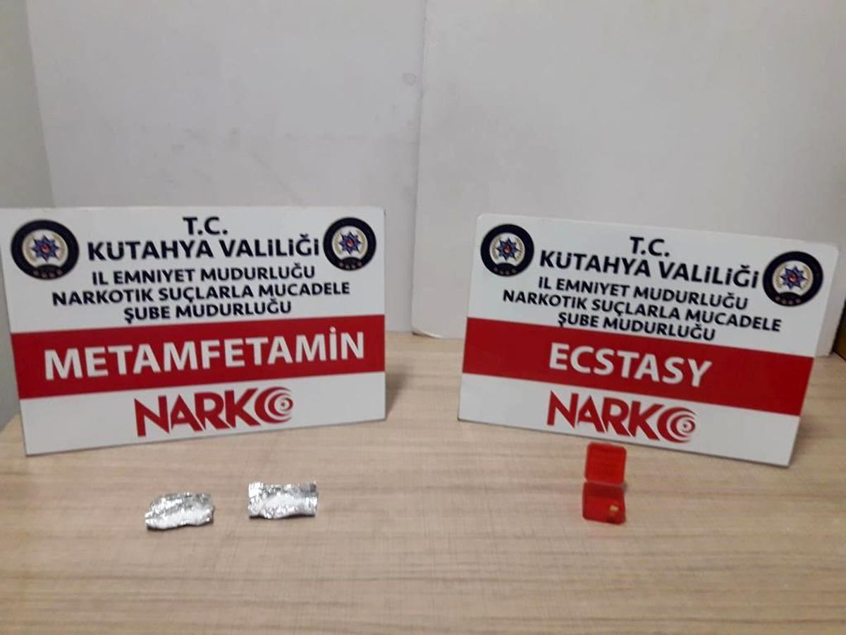 Kütahya\'da Narkotik Operasyonu: 134 Gram Metamfetamin ve 1 Adet Extacy Ele Geçirildi