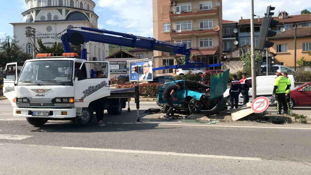 Lastiği kopan otomobil trafik lambaları direğine çarptı: 2\'si çocuk 4 yaralı