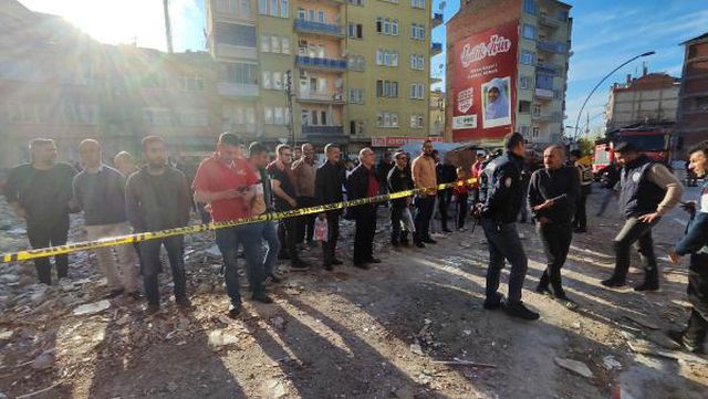 Malatya'da 6 katlı bina çöktü; yandaki binadan 7 kişi tahliye edildi