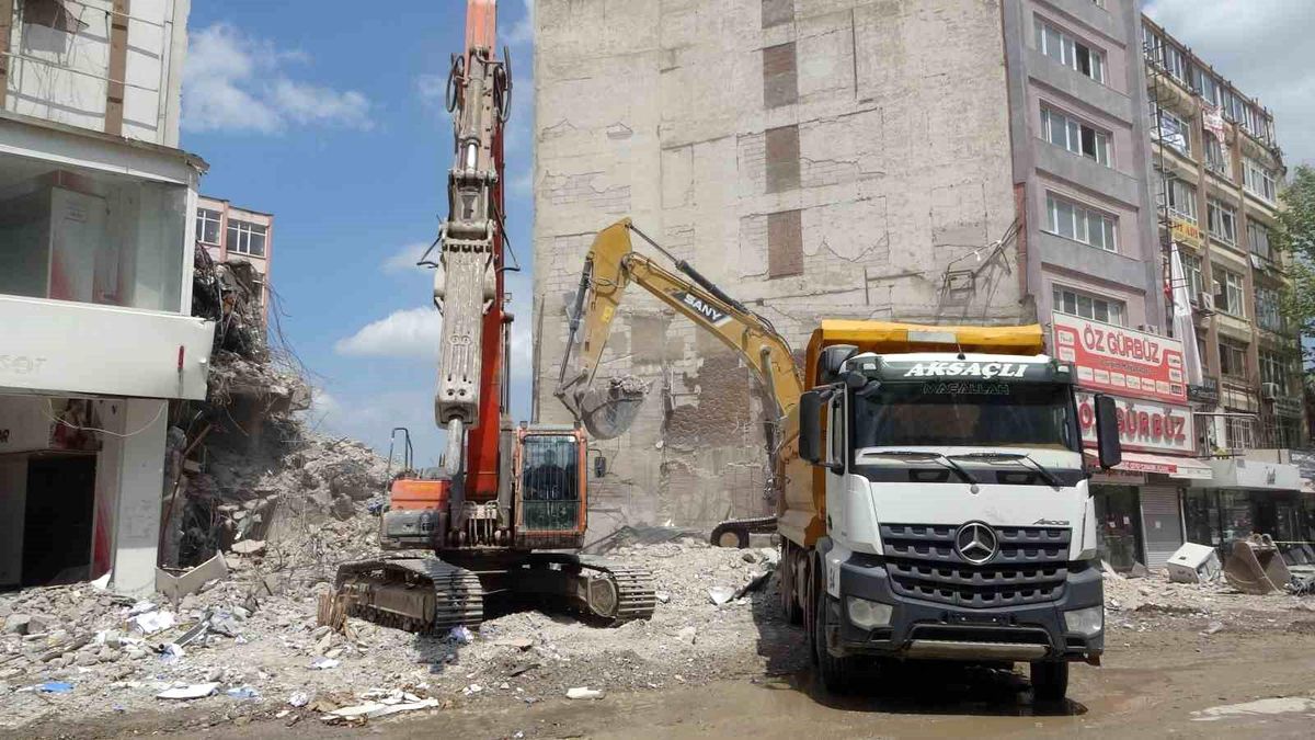 Malatya\'da deprem enkazı kaldırma çalışmaları sona eriyor