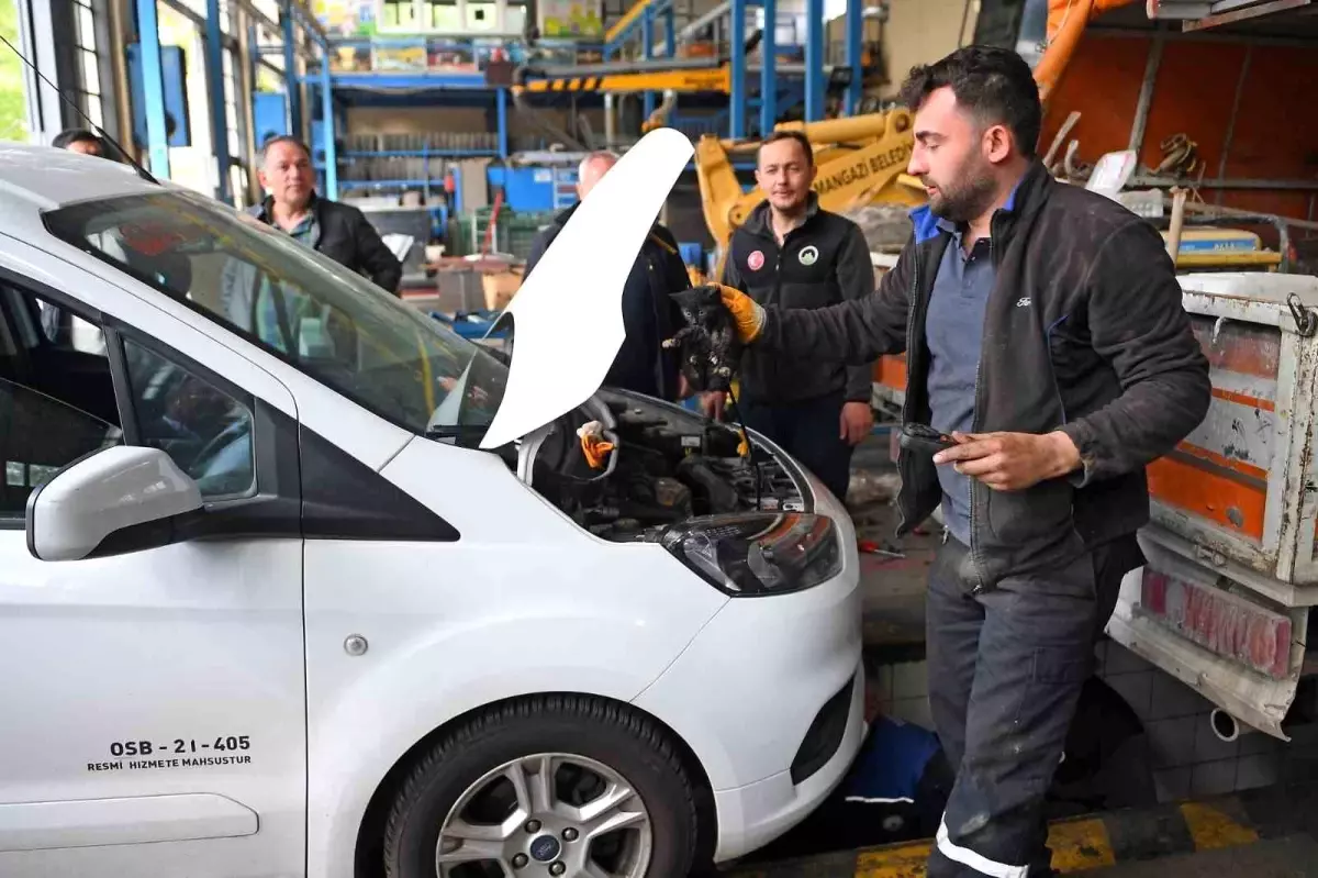 Bursa Belediyesinin Aracında Mahsur Kalan Kedi Kurtarıldı