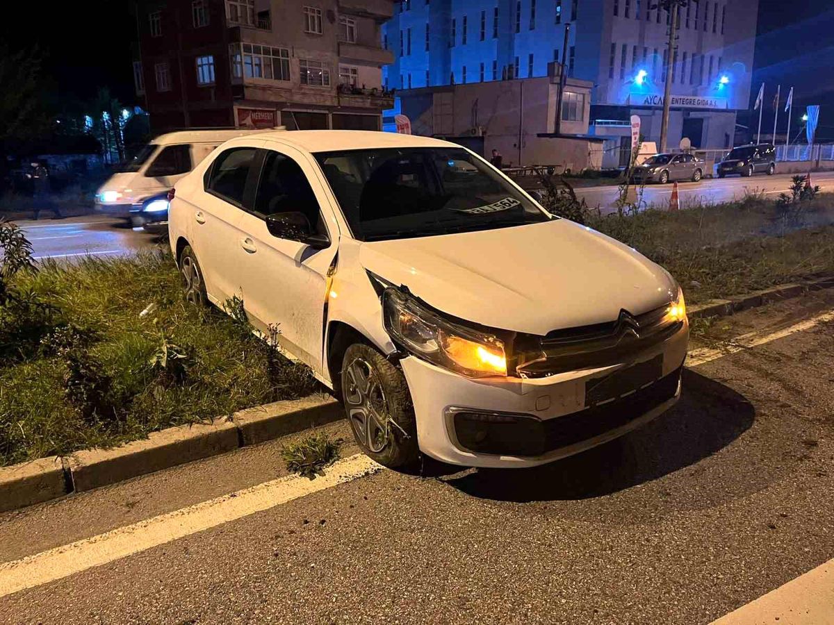Samsun\'da otomobil refüje çarptı: 1 yaralı