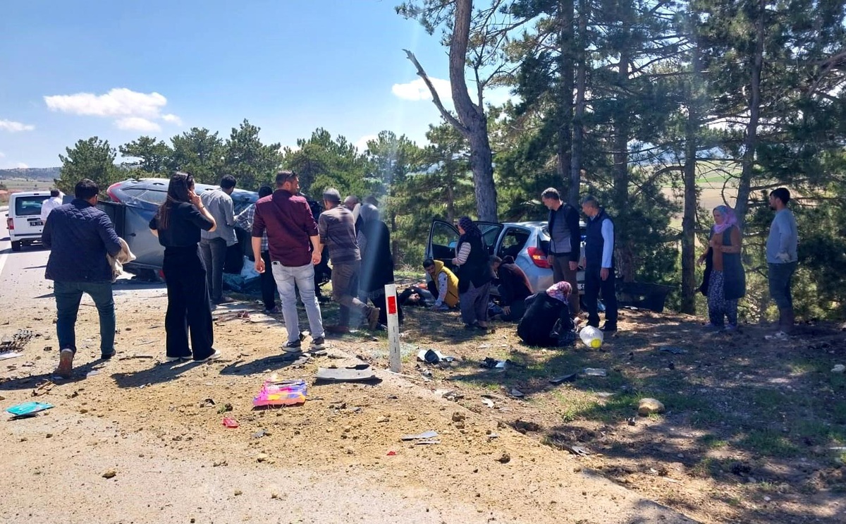 Karamanda Otomobil Kazası: 2si Ağır 6 Kişi Yaralandı