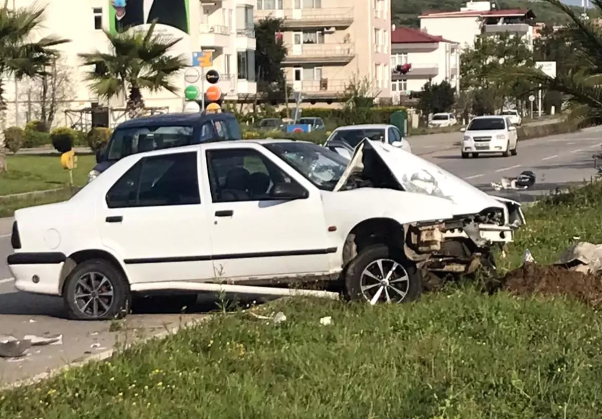 Samsunda otomobil refüjdeki aydınlatma direğine çarptı: 1 yaralı