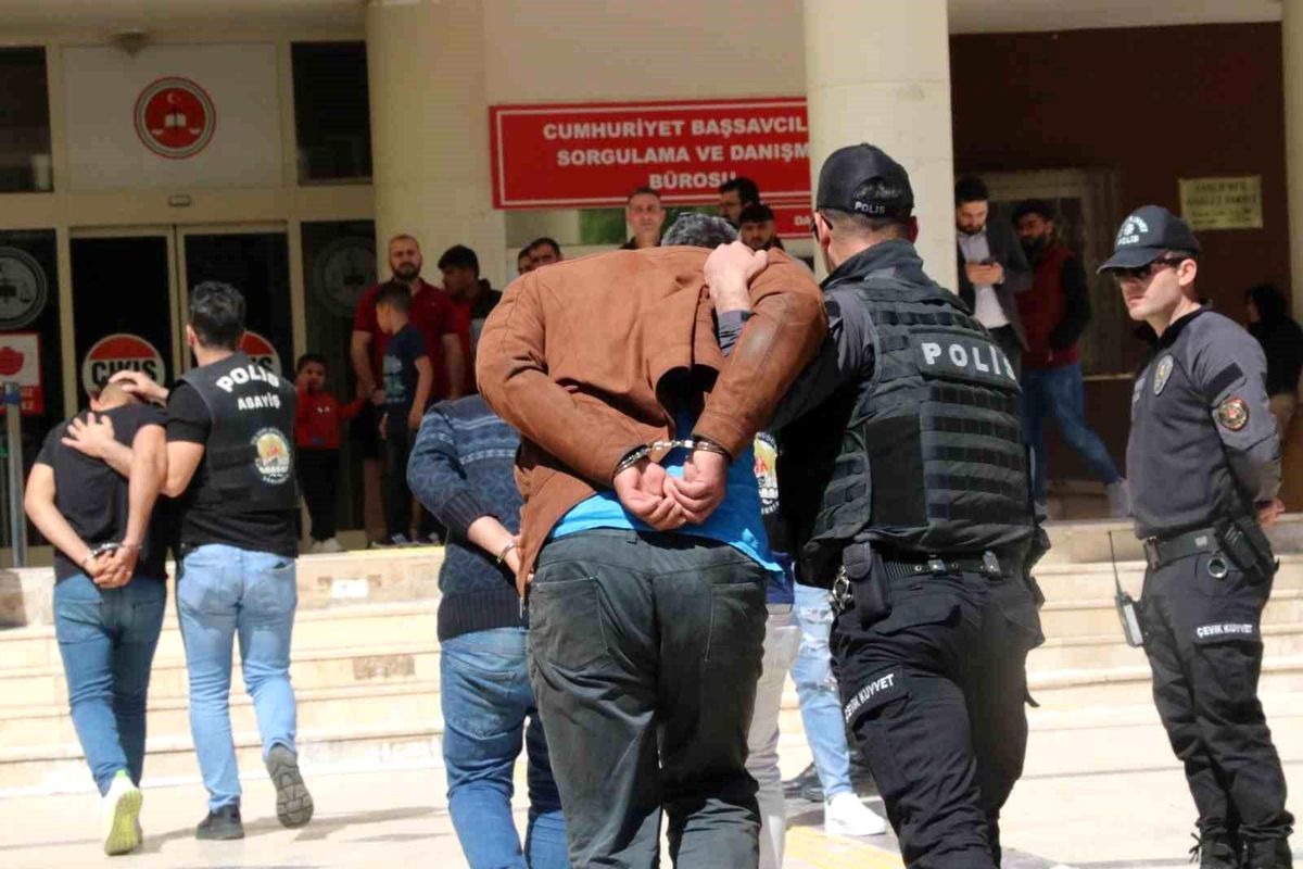 Şanlıurfa\'da 12 kişi kavgaya karıştıkları iddiasıyla adliyeye sevk edildi