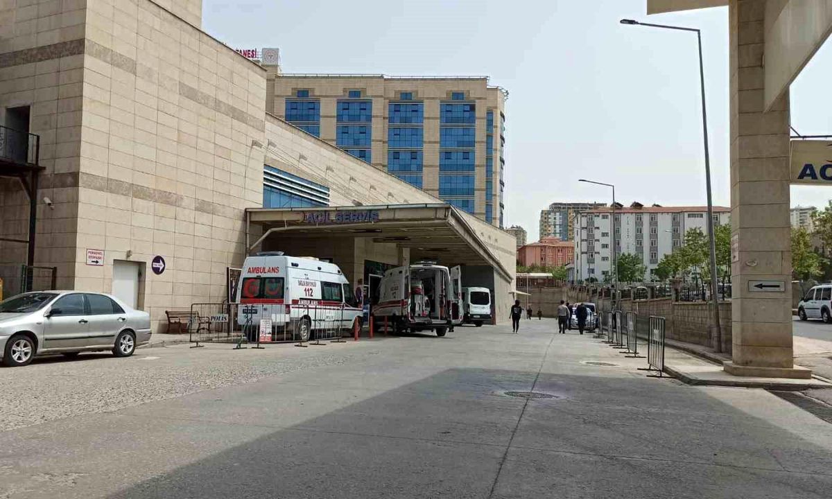 Siirt\'te Balkondan Düşen Genç Kız Yaralandı