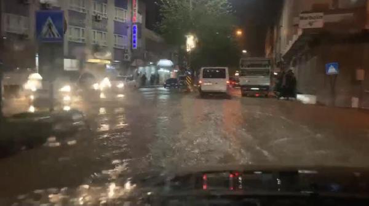 Siirt\'te Sağanak Yağış Nedeniyle Cadde ve Sokaklar Sular Altında Kaldı
