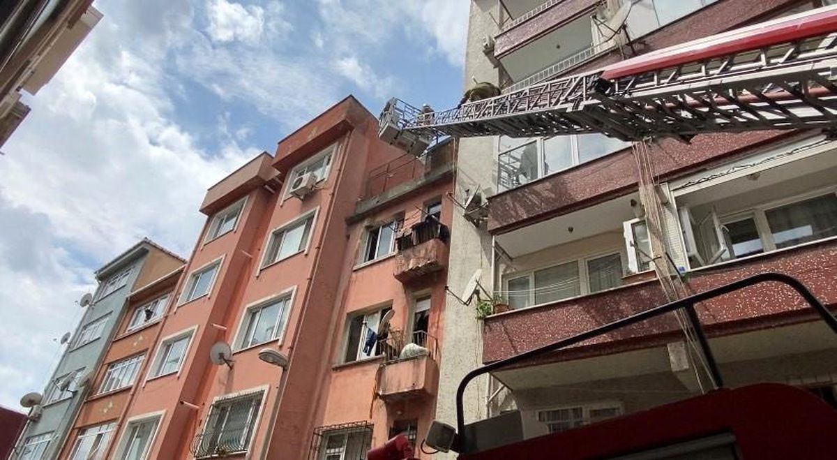 Şişli\'de 4 Katlı Apartmanda Yangın Çıktı