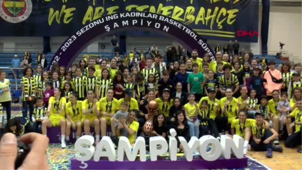 Fenerbahçe Alagöz Holding şampiyonluk kupasını aldı