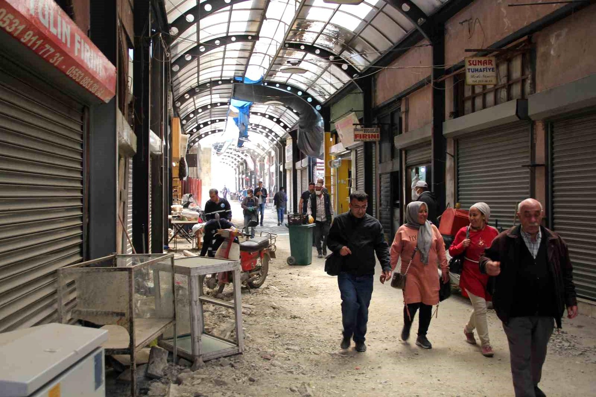 Hatay\'da Tarihi Uzun Çarşı Esnafı Yaralarını Sarıyor