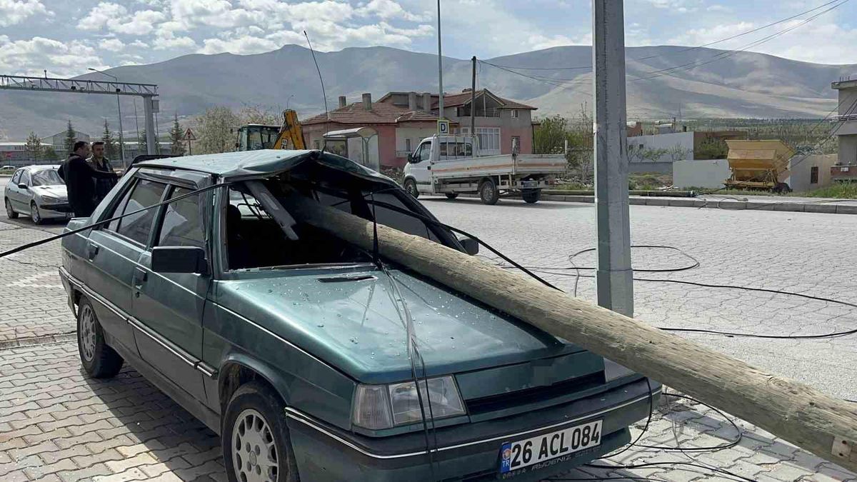 Niğde\'de Tırın Dorsesine Takılan Telefon Direği Otomobile Saplandı