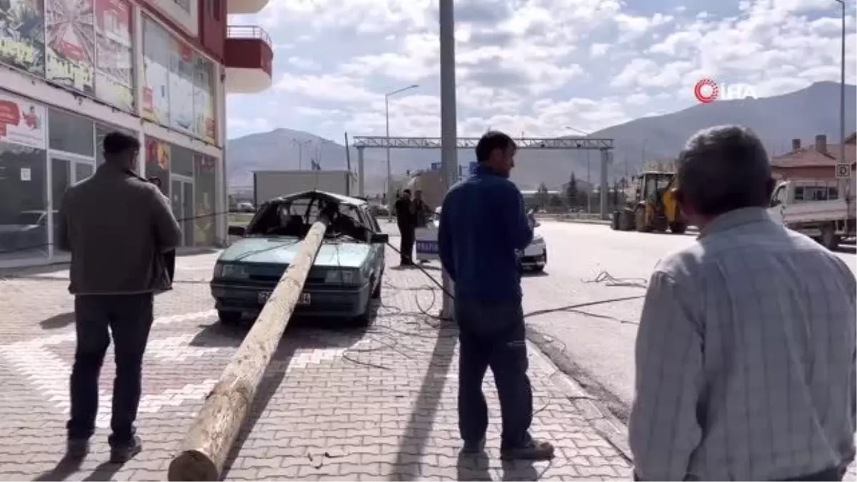 Niğde\'de Tırın Dorsesine Takılan Telefon Direği Otomobile Zarar Verdi