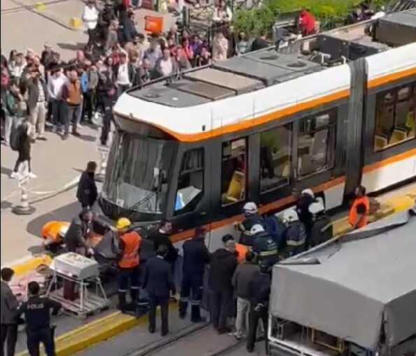 Tramvayın çarptığı yaşlı kadın hayatını kaybetti