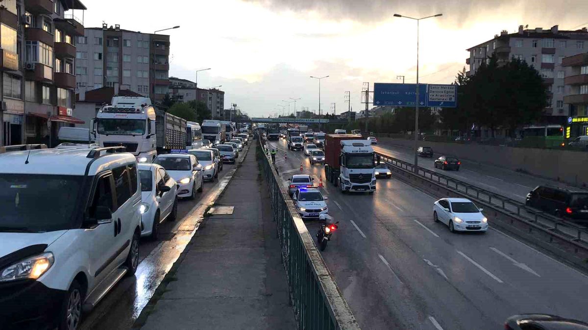 Kocaeli Derince Tüneli Girişinde Kaza: Trafik Felç Oldu
